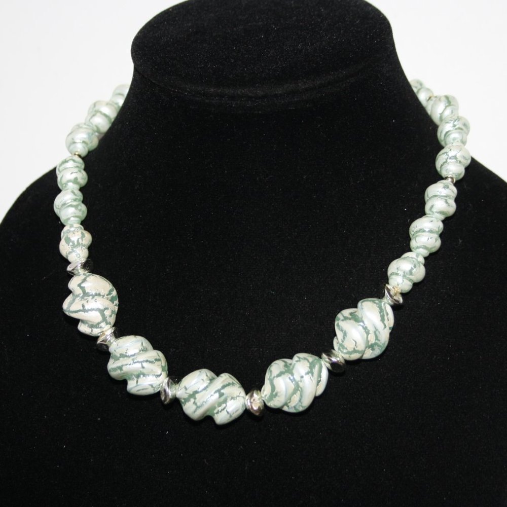 Beautiful pastel green and silver chunky vintage necklace 17"